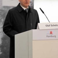 0165  Rede von Hamburgs Erstem Bürgermeister Olaf  Scholz. | Lohseplatz - Lohsepark, Gedenkstätte Hamburger Hafencity.